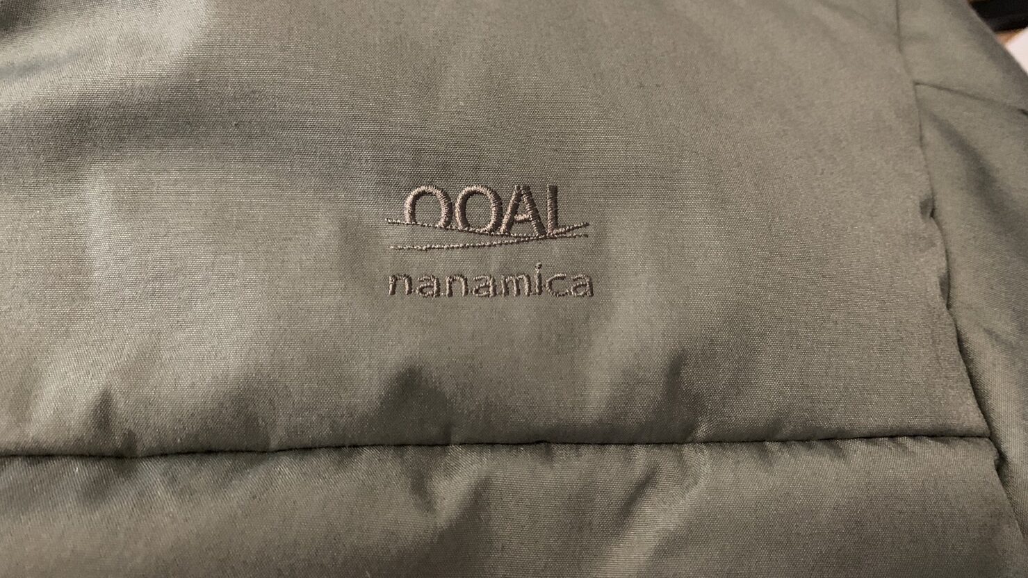 nanamica（ナナミカ）のインシュレーションジャケット（Insulation Jacket）ロゴ